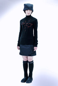 EMBROIDERED HIGH-NECKED TEE  "cosmo" / black